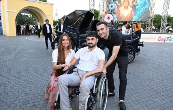 Leyla Əliyeva və Arzu Əliyeva "CandyFest" yay festivalını ziyarət edib və "Sehrli mirvari" su sirki şousunu izləyiblər