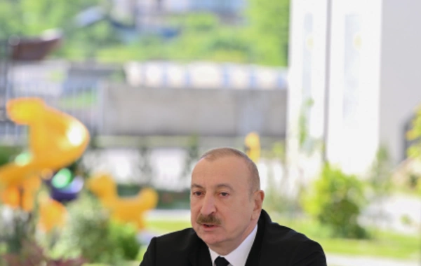 İlham Əliyev Zəngilanda ilk yaşayış kompleksinə köçən ailələrlə görüşüb