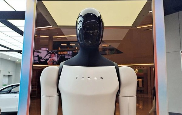 Робот Tesla осваивает человеческие навыки — теперь он складывает одежду и вытирает стол