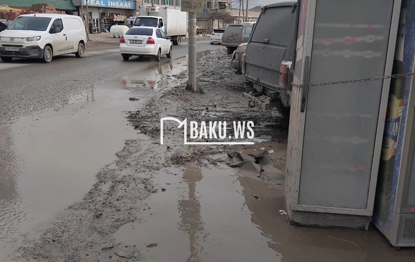 Abşeronda avtobus dayanacağı palçıq içində qalıb