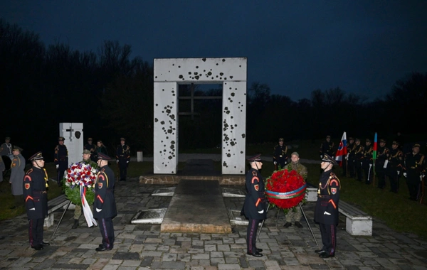 Azərbaycan və Slovakiya prezidentləri Bratislavada "Azadlıq Qapısı" abidəsini ziyarət ediblər