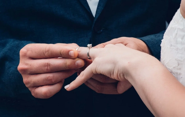 Azərbaycanda həyat yoldaşının soyadını götürən kişilərin sayı açıqlanıb