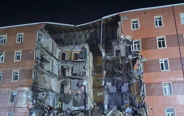 В Гёранбое полностью обрушился блок пятиэтажного жилого дома