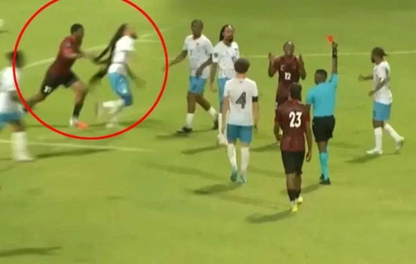 Futbolda qeyri-adi hadisə: oyunçunun saçını yolan iki futbolçu qırmızı vərəqə aldı