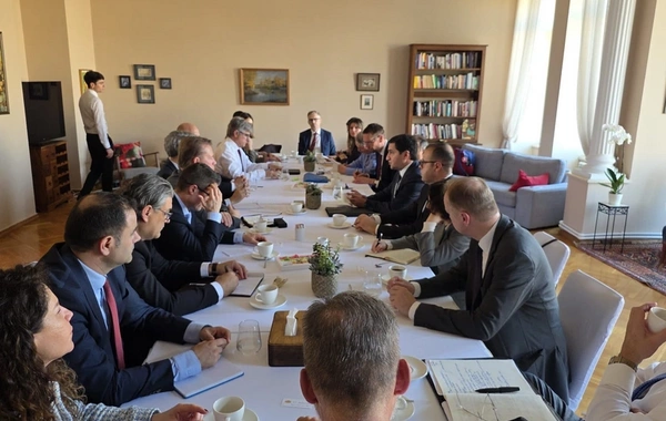 Hikmət Hacıyev NATO nümayəndə heyəti ilə sülh gündəliyini müzakirə edib