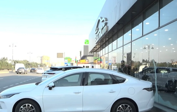 Avtosalon səkini zəbt etdi: Yolu keçə, mağazaya gedə bilmirik