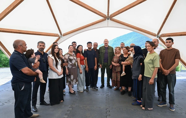 İlham Əliyev Şuşanın Kiçik Qaladərəsi kəndində görülən işlərlə tanış olub və kəndə qayıdan sakinlərlə görüşüb