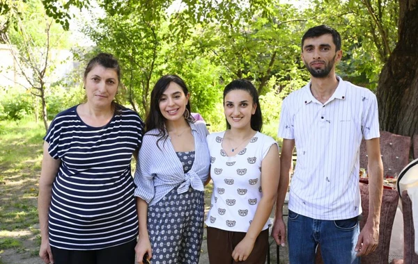 Leyla Əliyeva Qəbələdə "Gənc arıçı" layihəsinin iştirakçıları ilə görüşüb
