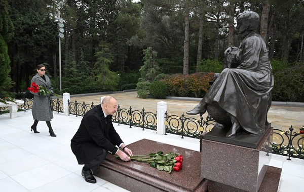 Prezident İlham Əliyev və birinci xanım Mehriban Əliyeva Ümummilli Lider Heydər Əliyevin məzarını ziyarət ediblər