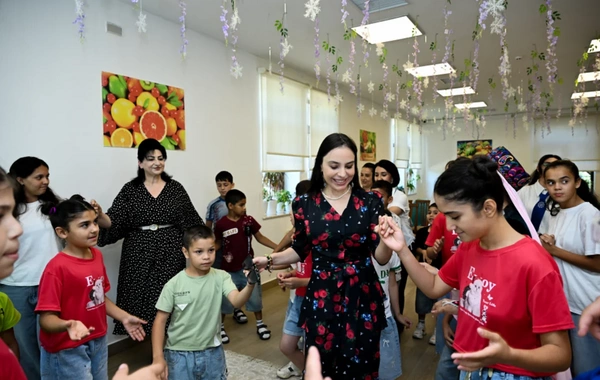 Leyla Əliyeva Şəkidə Uşaq evi sosial xidmət müəssisəsinin sakinləri ilə görüşüb