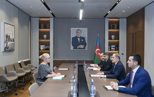 İsveçin yeni səfiri etimadnaməsinin surətini Ceyhun Bayramova təqdim edib