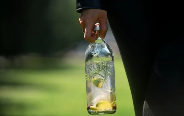 Müştəri ilə mübahisə edən restoran sahibi onun başına araq butulkası vurdu