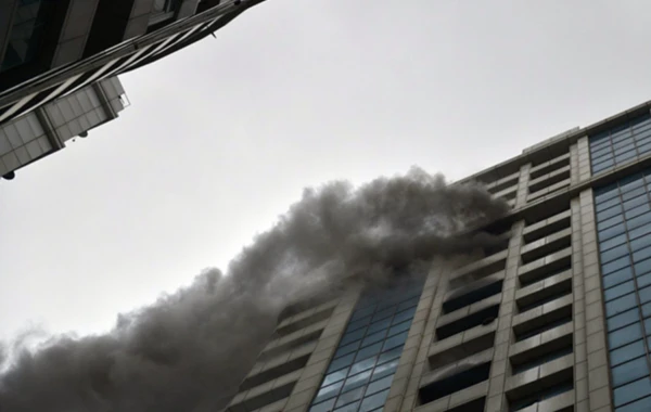 Bakıda çoxmənzilli binada yanğın başlayıb