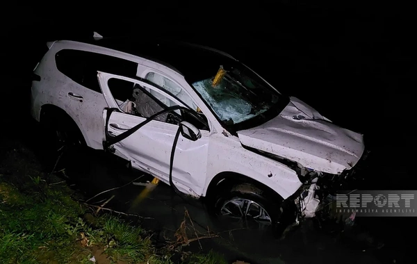 В Азербайджане автомобиль упал в реку, пассажир скончался