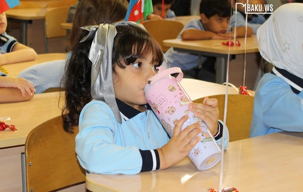 Məktəbin ilk günündən FOTOLAR