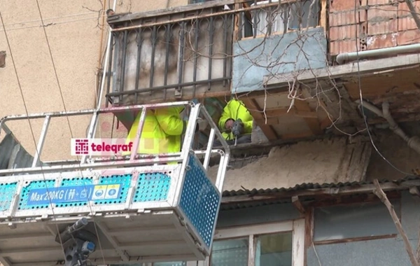 Bakıda binanın eyvanı uçub