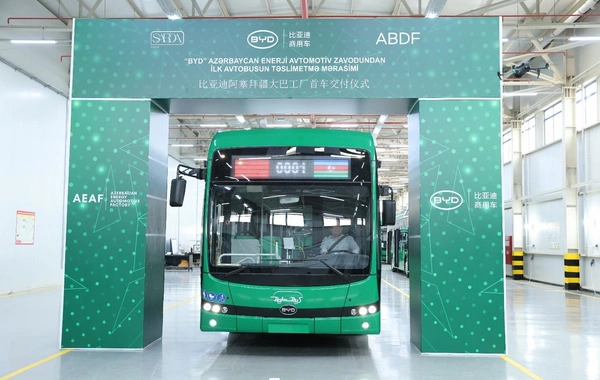 Sumqayıt Sənaye Parkında istehsal olunan ilk elektrik avtobusu "BakuBus"a təqdim olunub