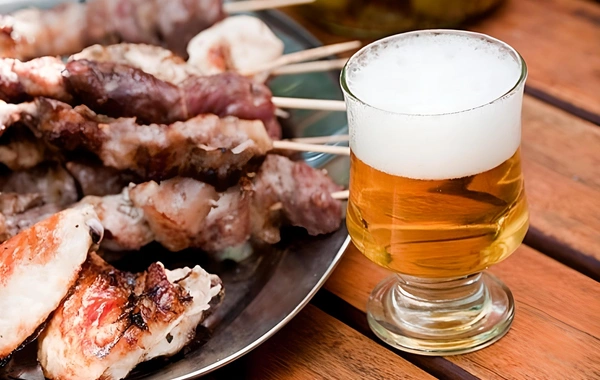 Чем вызвана боль в желудке после шашлыков?