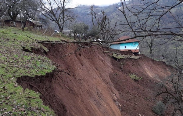 Lənkəranda torpaq sürüşməsi olub, 7 kəndi şəhərlə birləşdirən yolda asfalt qatı çöküb
