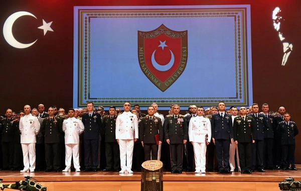 Zakir Həsənov Türkiyədə azərbaycanlı məzunlara diplomlarını təqdim edib