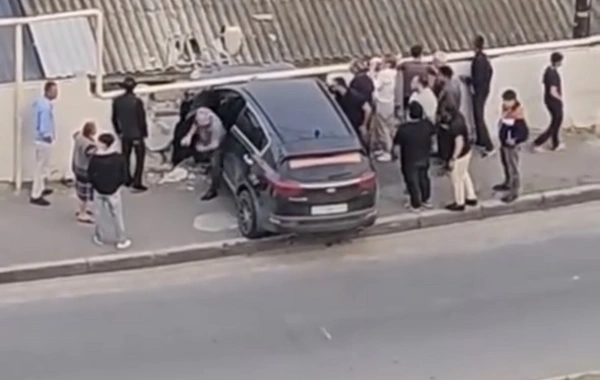 Bakıda maşın evin damına ÇIRPILDI