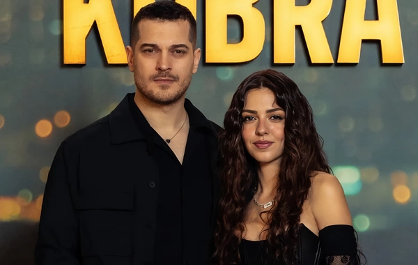 Çağatay Ulusoy və Aslıhan Malbora münasibətlərini rəsmən elan etdilər