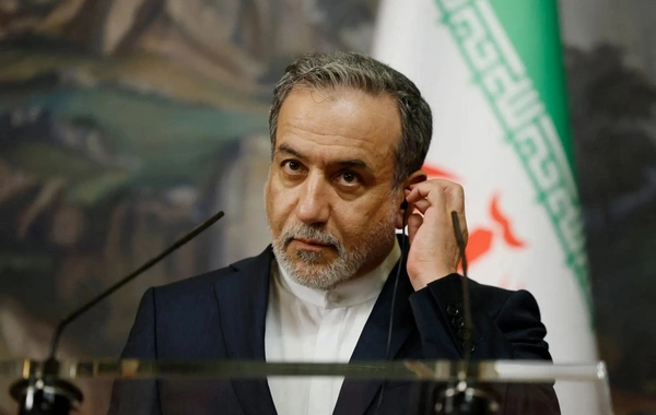 Iranian Foreign Minister Departs for Oman for Talks with the US