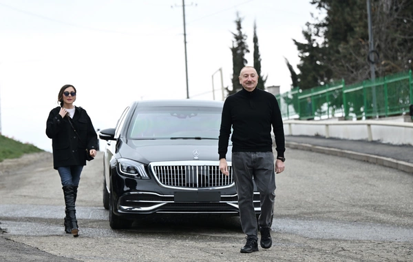 İlham Əliyev Xocavəndin Xanoba kəndində fərdi evlərin və infrastrukturun bərpası sahəsində görülən işlərlə tanış olub