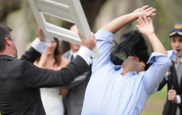 Драка на азербайджанской свадьбе: певец с братом избили гостя из-за песни