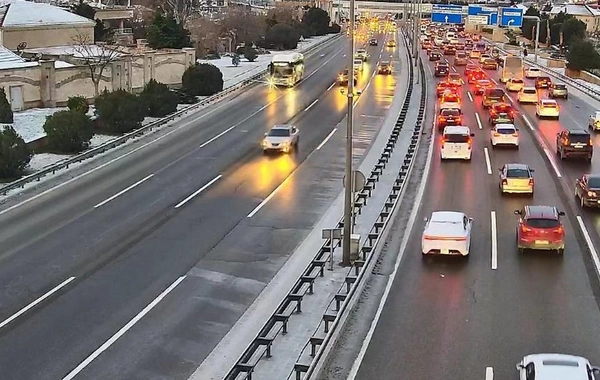 Aeroport yolu buz bağlayıb, nəqliyyatın hərəkəti çətinləşib