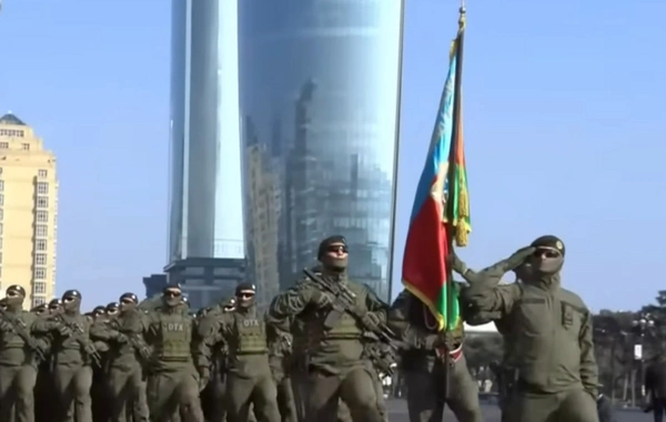 Xarici Kəşfiyyat Xidmətinin Yarasa xüsusi təyinatlılarının paradda keçidi