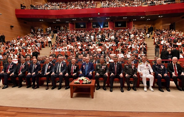 Zakir Həsənov Türkiyədə azərbaycanlı məzunlara diplomlarını təqdim edib