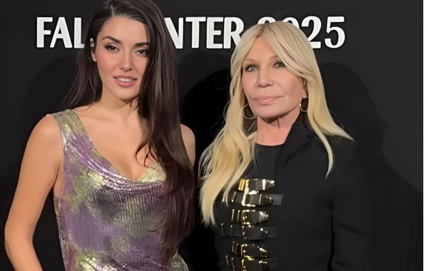 Hande Erçel Donatella Versace ilə bir arada