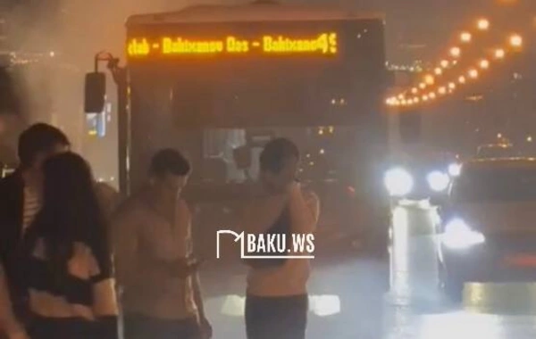 В Баку загорелся пассажирский автобус