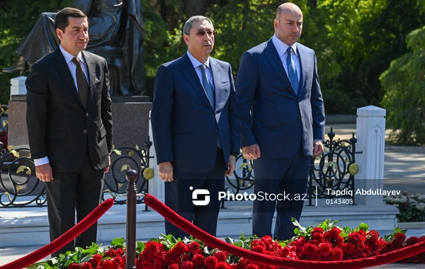 Dövlət və hökumət rəsmiləri Ulu Öndər Heydər Əliyevin məzarını ziyarət ediblər