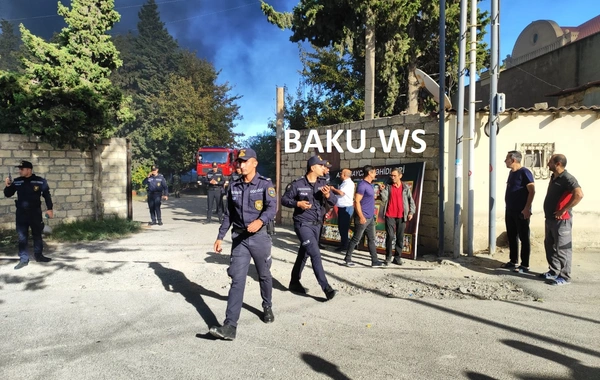 Biləcəridə yanğın səbəbindən polis əməkdaşları əraziyə nəzarəti gücləndirib