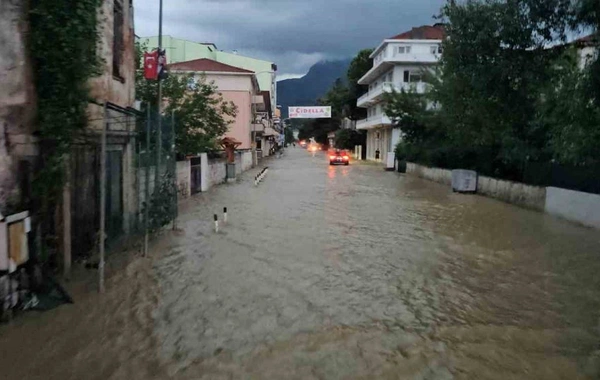Kastamonuda güclü sel: Evlər və iş yerləri su altında qaldı