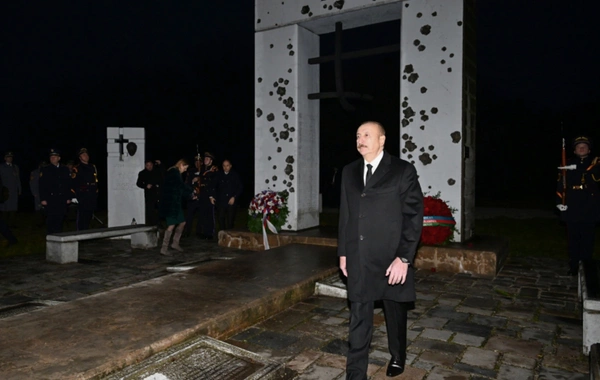 Azərbaycan və Slovakiya prezidentləri Bratislavada "Azadlıq Qapısı" abidəsini ziyarət ediblər