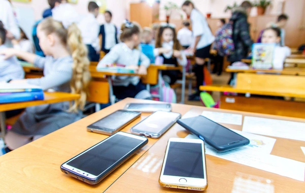 Nazirdən QƏRAR: Məktəblərdə dərs vaxtı telefondan istifadə QADAĞAN EDİLDİ