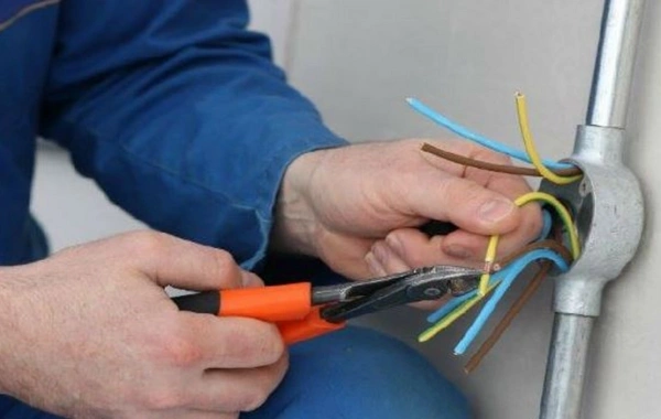 Abşeronda Azərişıqın əməkdaşı cərəyan vurması nəticəsində ölüb