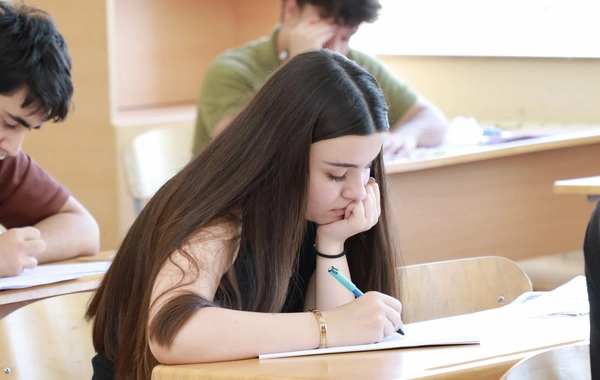 Bu gün abituriyentlər I və IV ixtisas qrupları üzrə imtahan veriblər