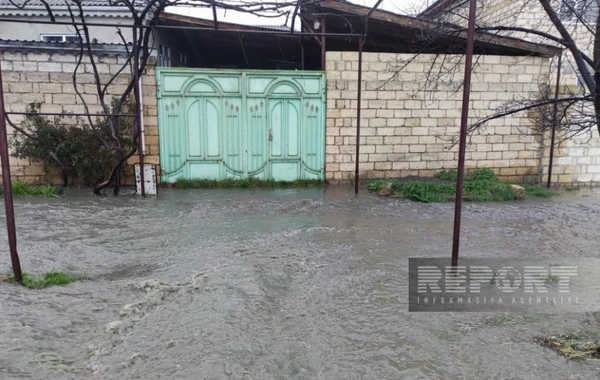 Qubada kanalizasiya borusunun tutulması nəticəsində 10-a yaxın evi su basıb