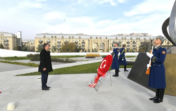 Cevdet Yılmaz Zəfər parkını ziyarət edib