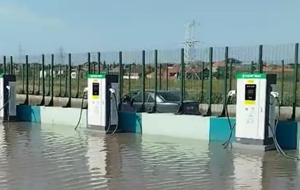 BOS yaxınlığında yerləşən elektrikdoldurma məntəqəsini su basıb