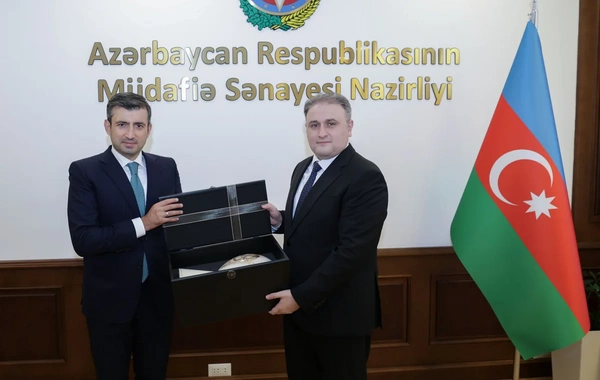 Vüqar Mustafayev Səlcuq Bayraktarla hərbi-texniki əməkdaşlığı müzakirə edib