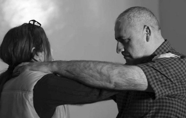 Həbsdən çıxan ata ayrı yaşamaq istəyən qızını boğub öldürdü