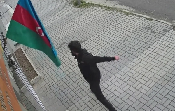 Bayrağa hörmətsizlik edən şəxs saxlanıldı
