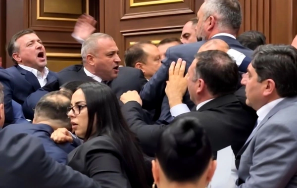 Ermənistan parlamentində deputatlar əlbəyaxa oldu