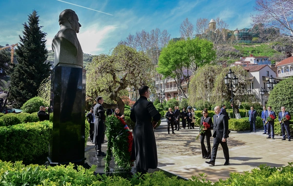 İlham Əliyev Tbilisidə Ümummilli Lider Heydər Əliyevin abidəsini ziyarət edib