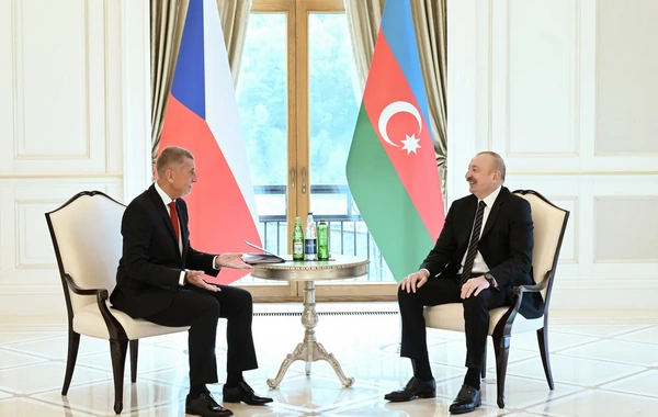 İlham Əliyevin Çexiyanın Baş naziri ilə təkbətək görüşü keçirilib